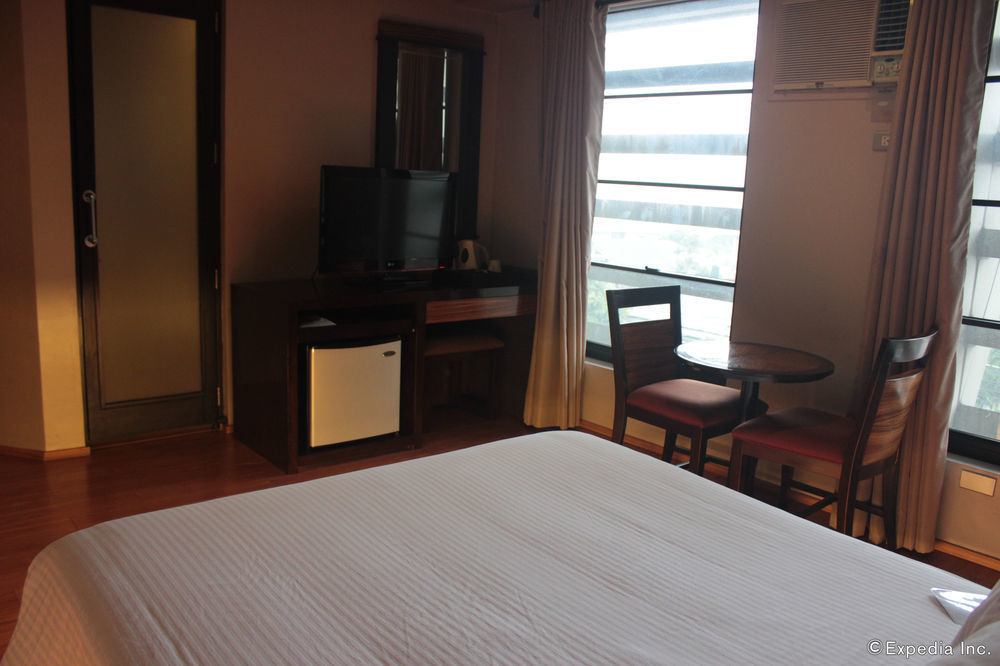 Soleste Suites -Non Quarantine Hotel Quezon City Extérieur photo