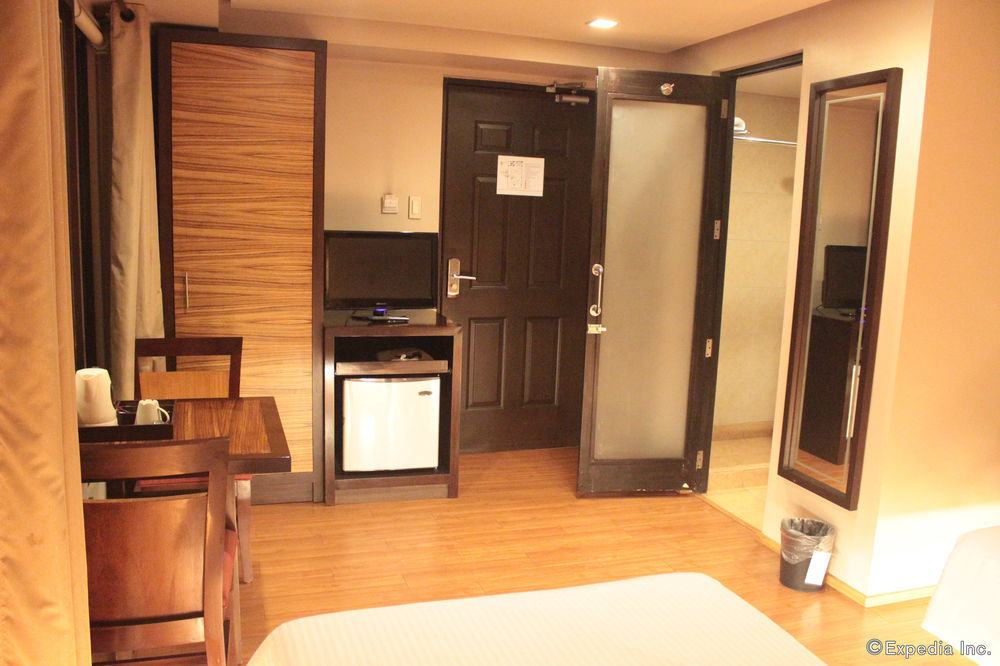Soleste Suites -Non Quarantine Hotel Quezon City Extérieur photo