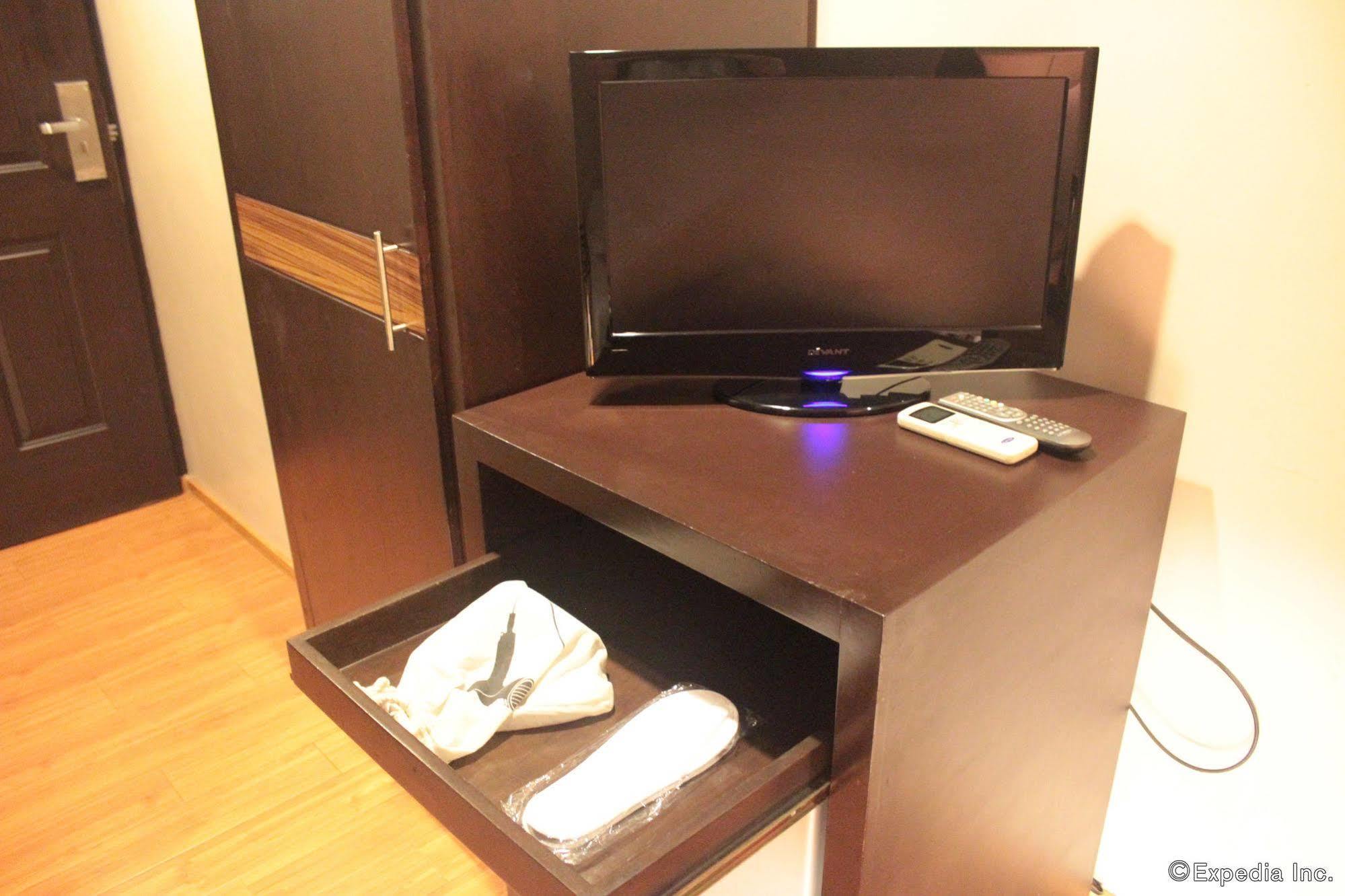 Soleste Suites -Non Quarantine Hotel Quezon City Extérieur photo