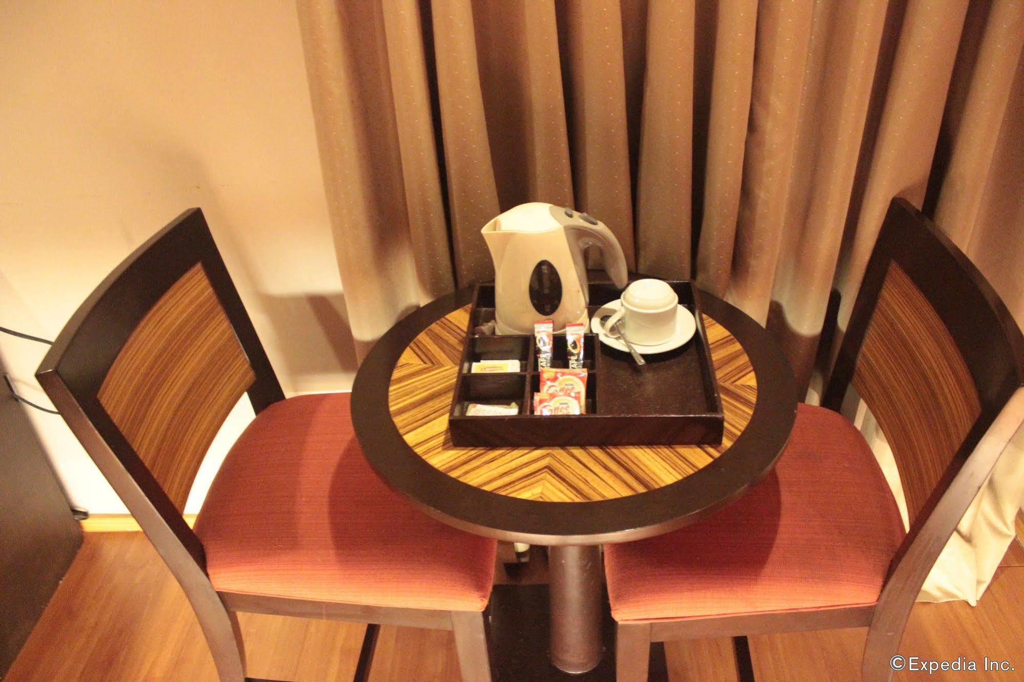 Soleste Suites -Non Quarantine Hotel Quezon City Extérieur photo