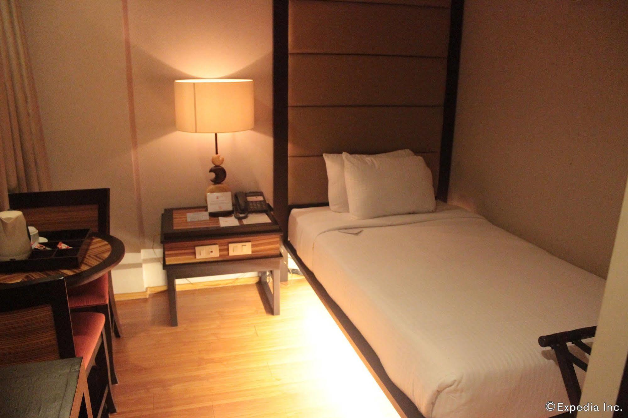 Soleste Suites -Non Quarantine Hotel Quezon City Extérieur photo