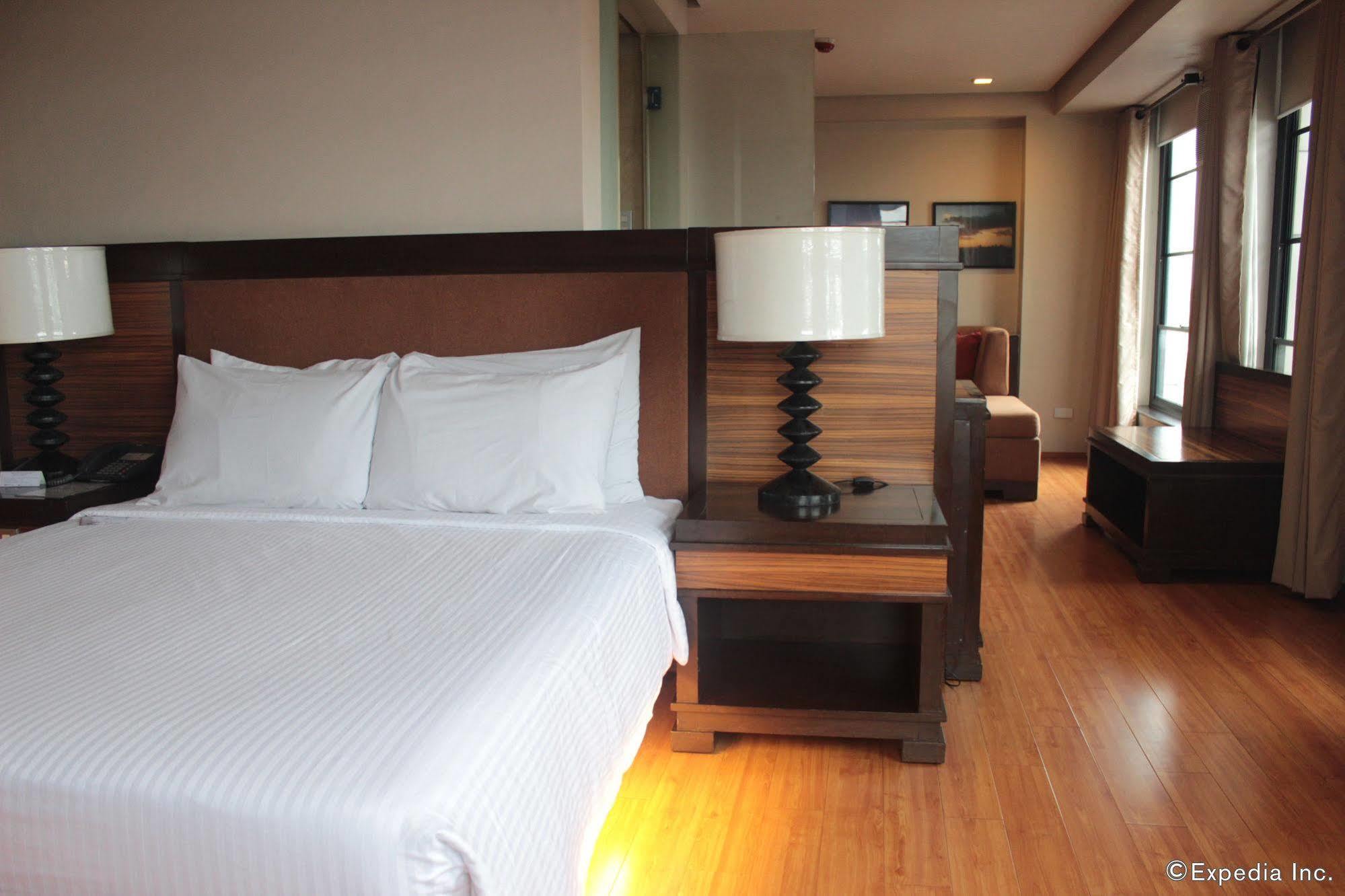 Soleste Suites -Non Quarantine Hotel Quezon City Extérieur photo