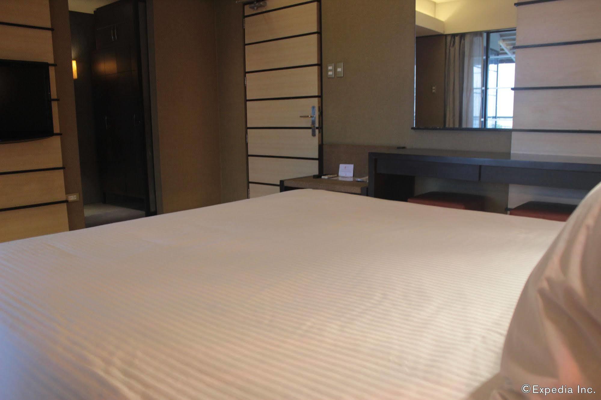 Soleste Suites -Non Quarantine Hotel Quezon City Extérieur photo