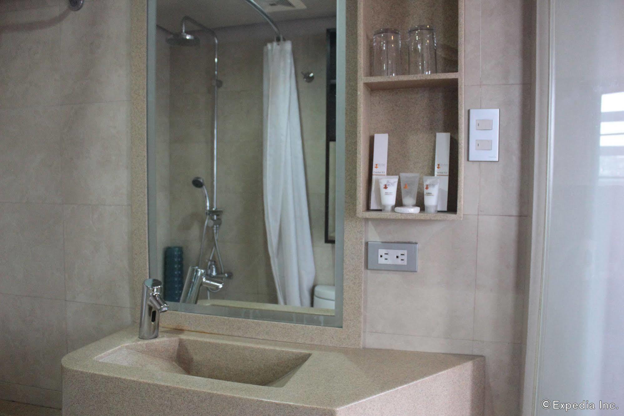 Soleste Suites -Non Quarantine Hotel Quezon City Extérieur photo