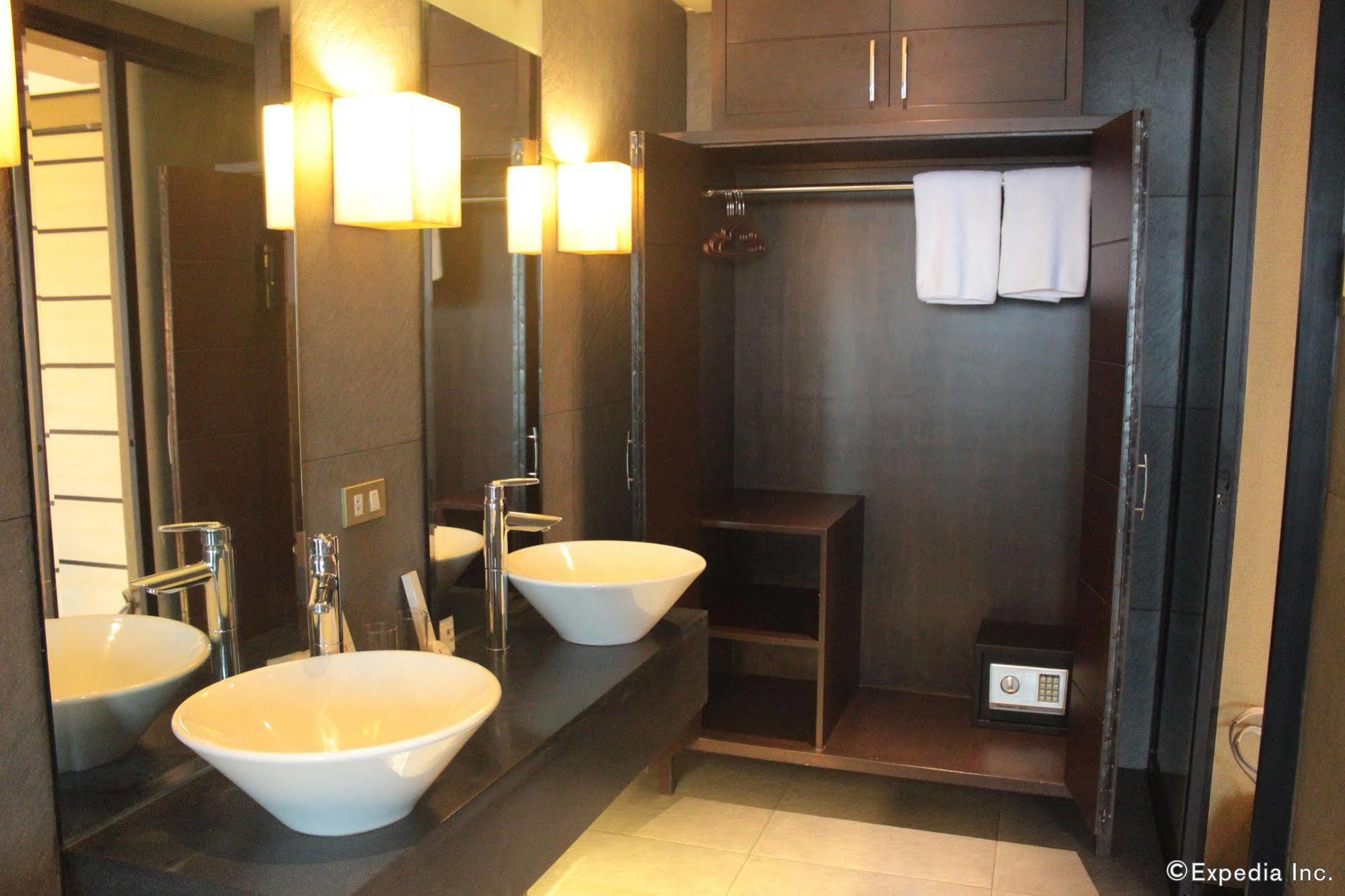 Soleste Suites -Non Quarantine Hotel Quezon City Extérieur photo