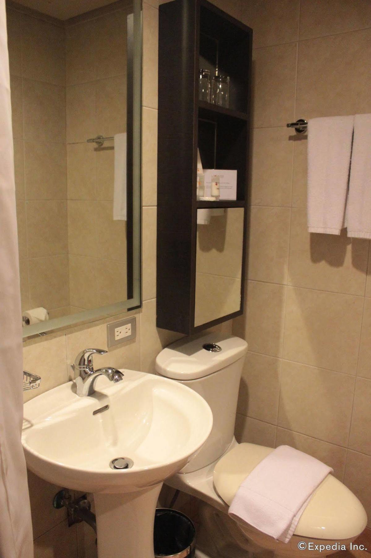Soleste Suites -Non Quarantine Hotel Quezon City Extérieur photo