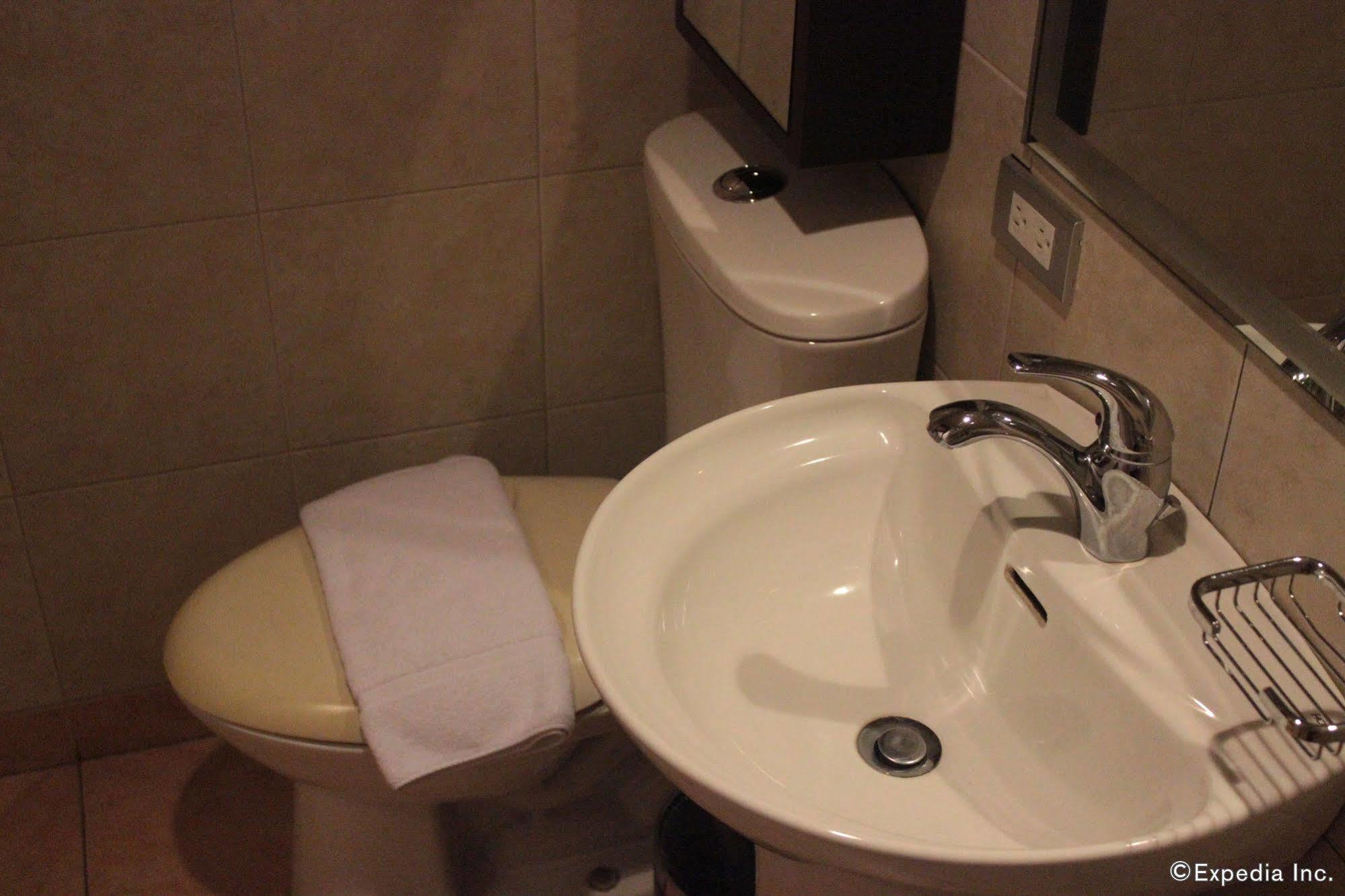 Soleste Suites -Non Quarantine Hotel Quezon City Extérieur photo