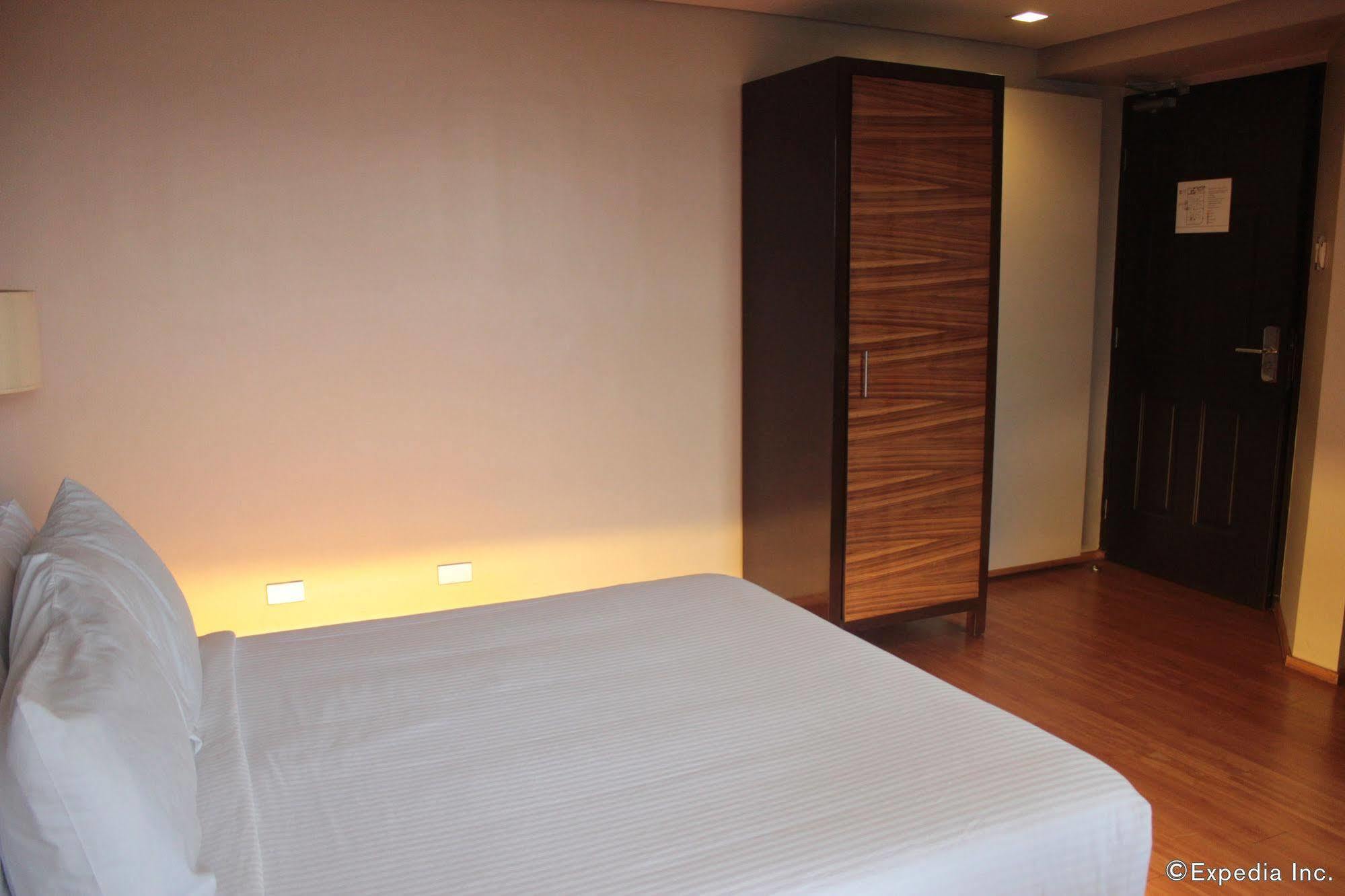 Soleste Suites -Non Quarantine Hotel Quezon City Extérieur photo